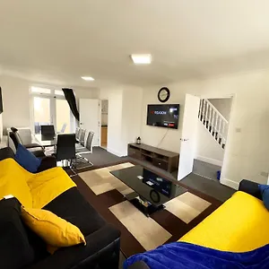  Holiday home 4 Bedrooms House, 3 Bathrooms , Separate Reception, Full Kitchen, Garden, Parking United Kingdom